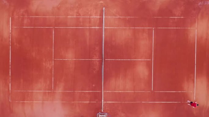 网球运动员在球场上的俯视图