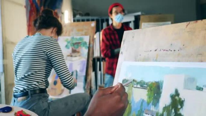 艺术系学生在画室上课期间绘画