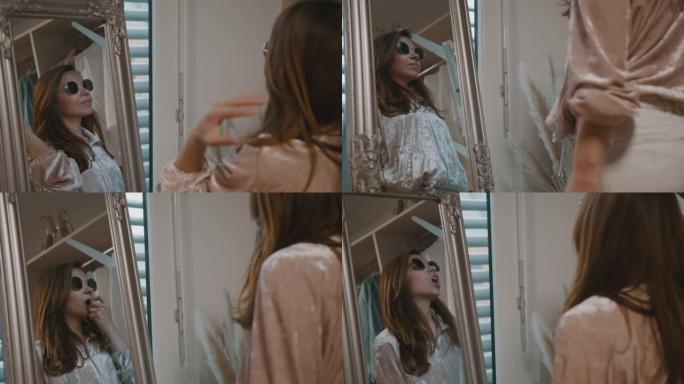 年轻女子在镜子前涂口红