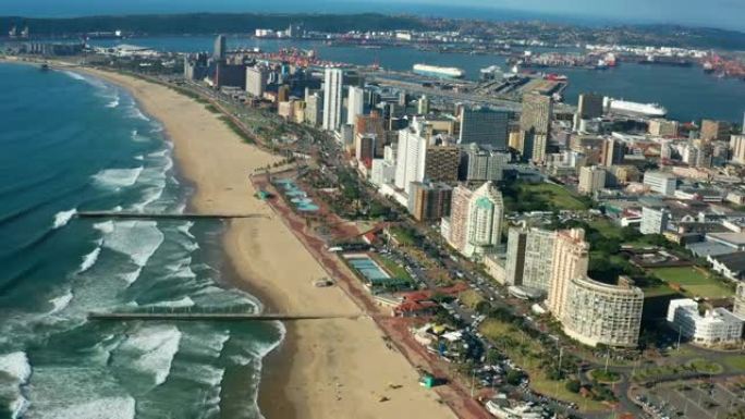 南非夸祖鲁-纳塔尔省著名的德班海滩前的壮丽鸟瞰图，以港口为背景