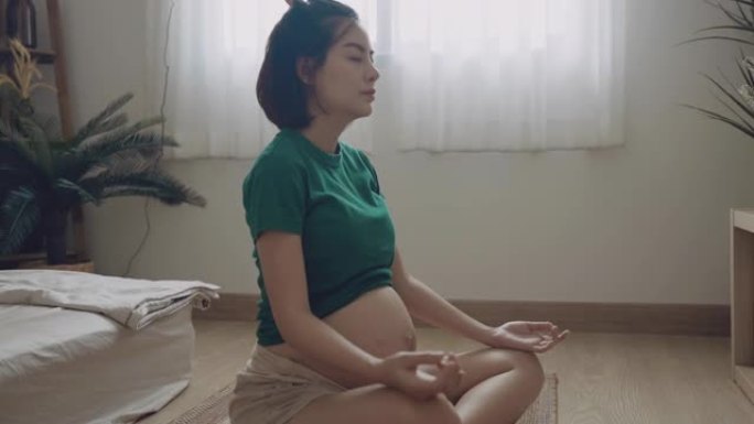 怀孕的女人做瑜伽蝴蝶如此舒适和放松。