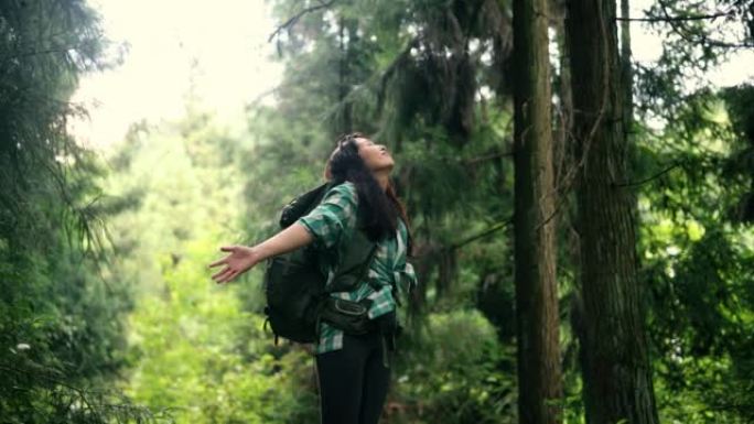 快乐的女人在森林里享受生活