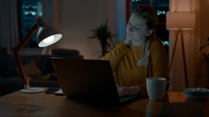 DS女人晚上在笔记本电脑上工作时脖子疼痛