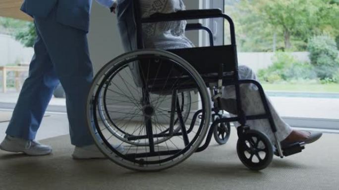 亚洲女医生在医院用轮椅推女病人