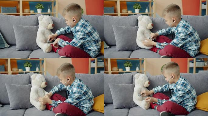 可爱的孩子在家里用听诊器微笑着用泰迪熊扮演医生