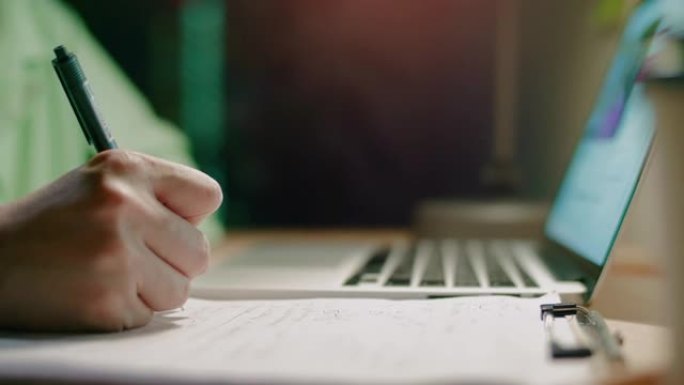 女人晚上使用笔记本电脑学习电子学习