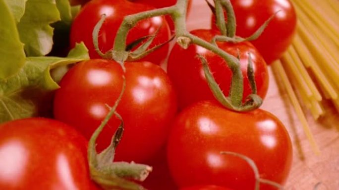 慢动作，特写: 成熟的红色新鲜美味西红柿的运动视图