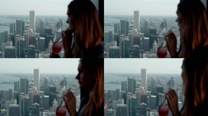迷人的女性喝着鸡尾酒，从摩天大楼俯瞰美国芝加哥的全景。