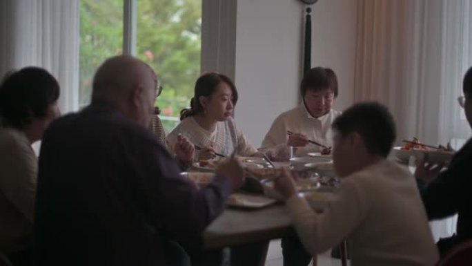 中国母女多代家庭在农历新年前夕享用团圆饭