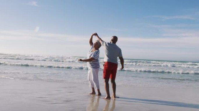 资深非裔美国夫妇在沙滩上跳舞