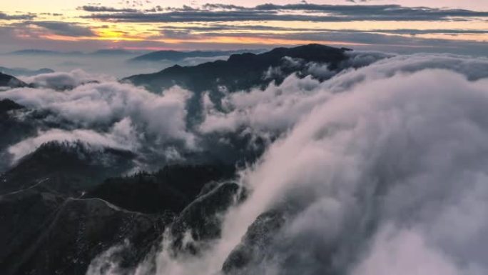 日出，云海在山中滚动，非常梦幻