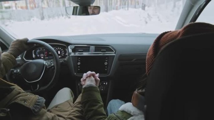 夫妇在冬天开车旅行