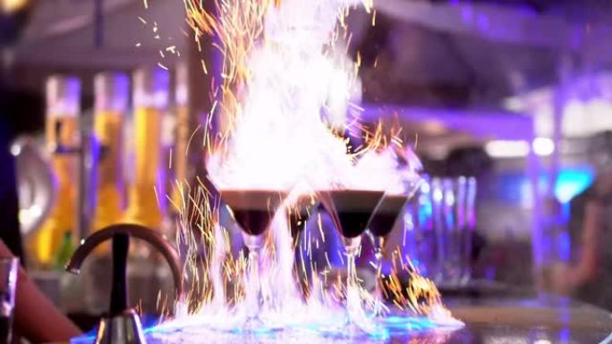调酒师在The night bar pub餐厅制作了一杯火鸡尾酒，燃烧的饮料