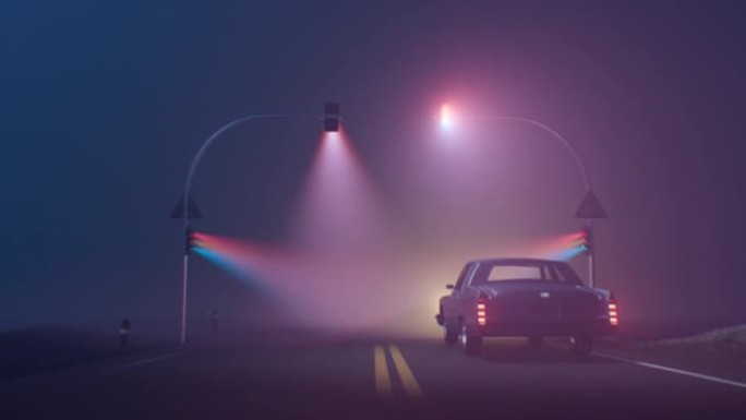 一辆老式汽车沿着被三个多色交通信号灯照亮的雾蒙蒙的道路行驶，当汽车通过时，这些信号灯会关闭。