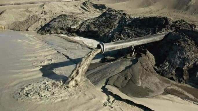 对环境危险的有毒酸性矿山排水的空中特写视图倒入矿山的尾矿坝