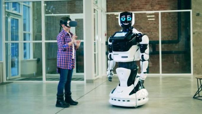 一个戴VR眼镜的女孩正在与机器人交流