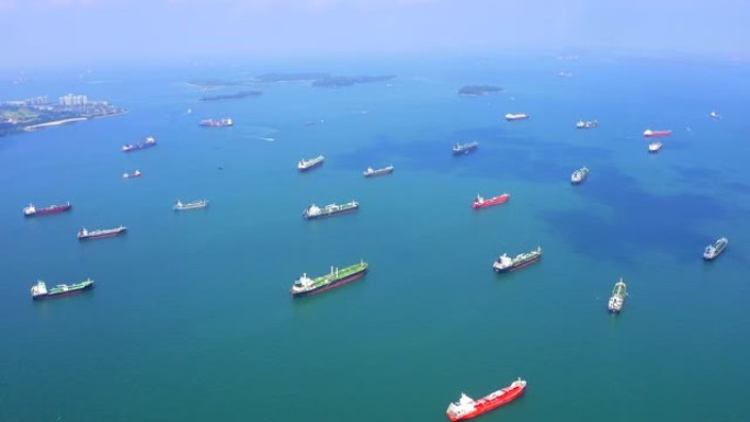 新加坡马六甲海峡航拍油船和货船