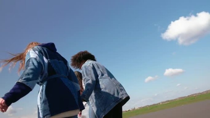 女性在滕珀尔霍夫飞机跑道上手牵手和轮滑