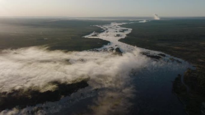 高空中日出，可以看到巨大的赞比西河上的薄雾，流向联合国教科文组织世界遗产维多利亚瀑布