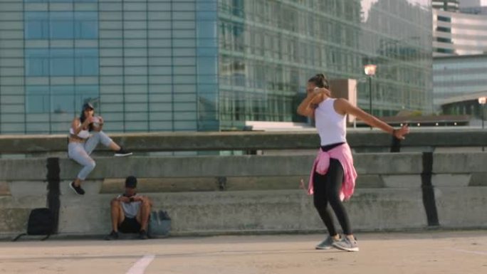 城市舞者，团队街和夏天与朋友跳舞的女人，在城市道路上合作举办专业活动和疯狂的能量。舞蹈团为镇上的音乐