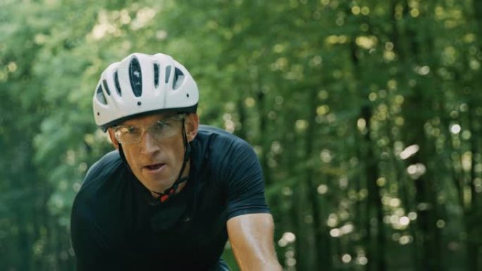 SLO MO自行车手在森林中骑自行车时刷新自己
