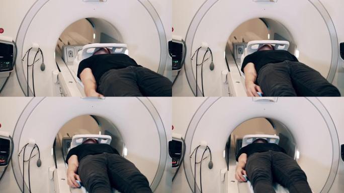 男性患者正在进入CT扫描仪