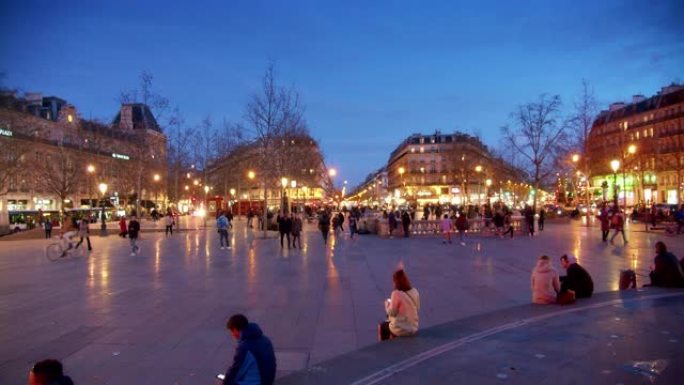 巴黎的灯光。人们坐在喷泉的边缘。晚上