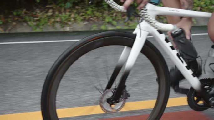 亚洲男子骑自行车的人骑公路自行车。