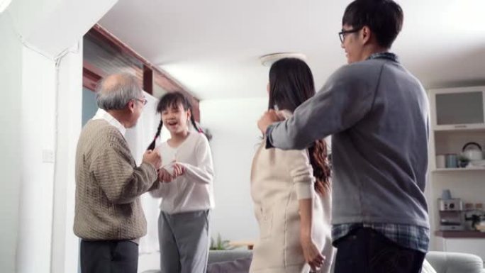 4K UHD掌上电脑: 快乐的亚洲多代家庭在客厅一起跳舞。