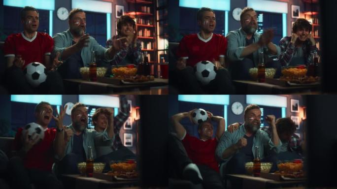 在家的夜晚:三个快乐的足球迷坐在沙发上看电视比赛，当球队赢得冠军时庆祝胜利。朋友们为最喜欢的足球俱乐