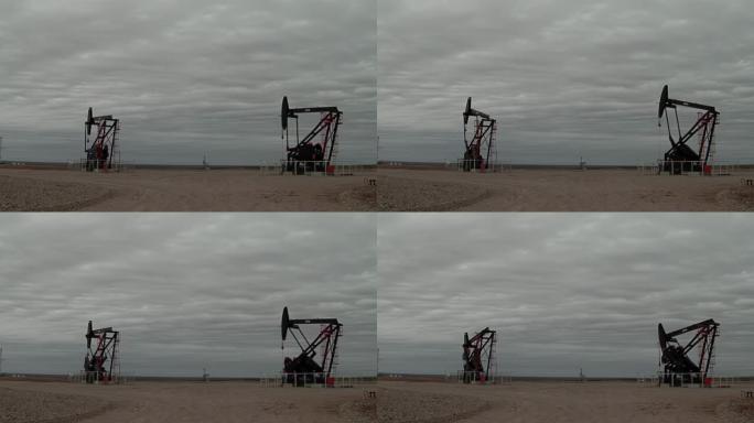 Pumpjacks从阿根廷巴塔哥尼亚北部内乌肯盆地的一个油田中提取石油。