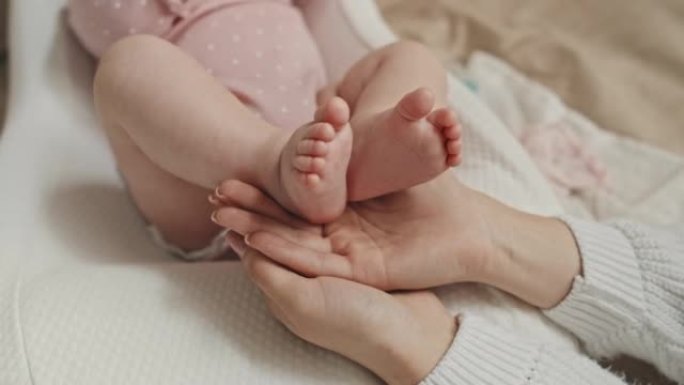妈妈手中的婴儿脚宣传片广告视频素材陪伴
