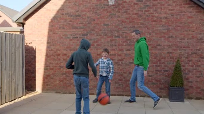 与孩子们保持活跃外国人笑脸笑容篮球