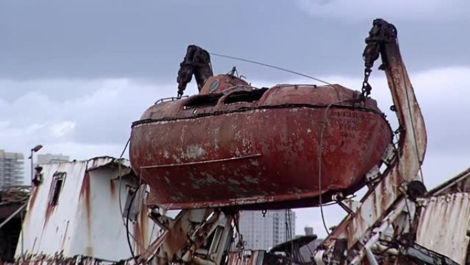 一艘生锈的旧救生艇，用于从阿根廷3月普拉塔的沉船墓地紧急撤离。