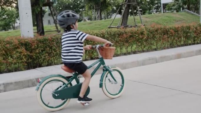 男孩骑自行车。小孩骑自行车