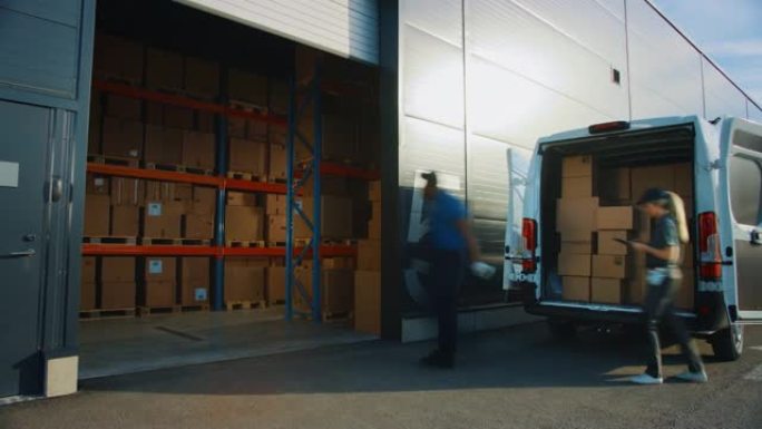 零售商仓库外的延时: 经理使用平板电脑，工人装载卡车送货。纸箱，在线订单，药品，食品供应，电子商务商