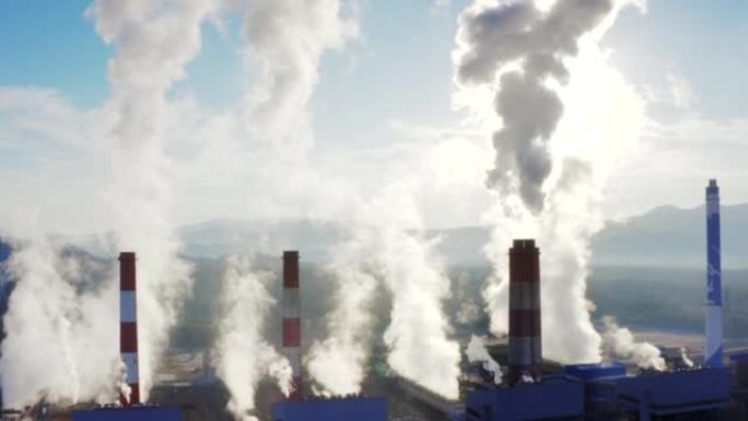 燃煤热电厂的鸟瞰图烟管和冷却塔