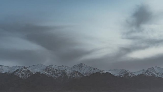 黄昏时分，T/L云在雪山上滚动