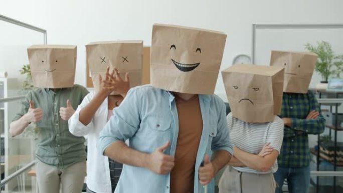 滑稽上班族穿着纸袋的慢动作肖像，表情符号图片表达情感