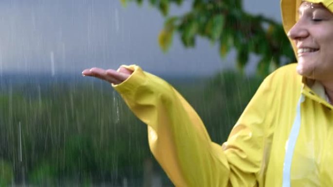 穿着雨衣享受雨水的SLO MO女人