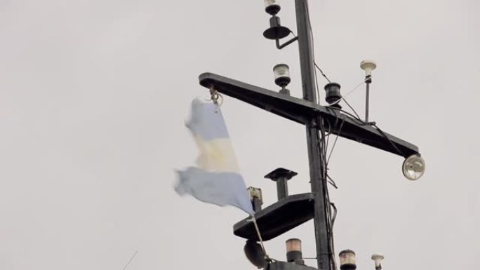 船桅杆上的阿根廷国旗。