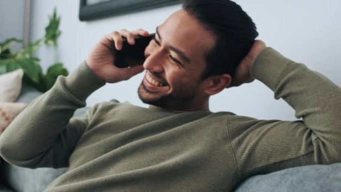 客厅的男人，沙发和电话在家里的5g移动创意协议上说话，倾听和微笑。移动智能手机联系讨论对话交流快乐男