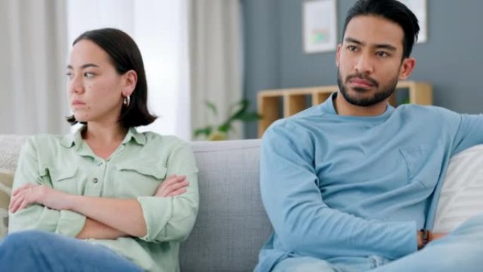 愤怒的夫妻吵架，惹恼的人和沮丧的伴侣在客厅沙发上为离婚而争吵。性问题，作弊的认罪失败以及男女在休息室