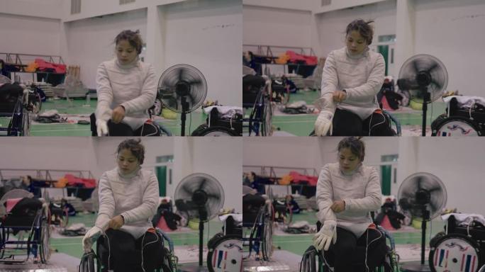 微笑的女轮椅击剑运动员肖像。