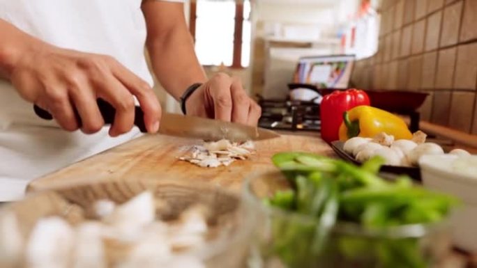 厨师手，刀和蔬菜在砧板上烹饪健康，营养和饮食的早午餐食物在家庭厨房。快速，切碎和年轻人在家准备有机，