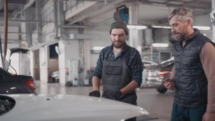 汽车修理工与客户握手