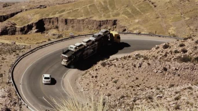 在南美阿根廷胡胡伊省的Cuesta de Lipan (Lipan Slope) 下坡的汽车拖车。高