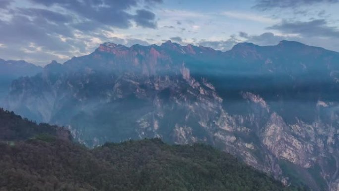 中国四川的九顶山山巅航拍晴天