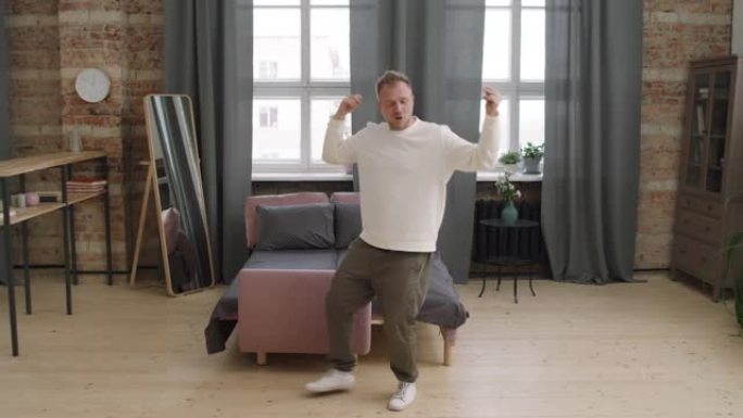 男子在公寓里跳舞