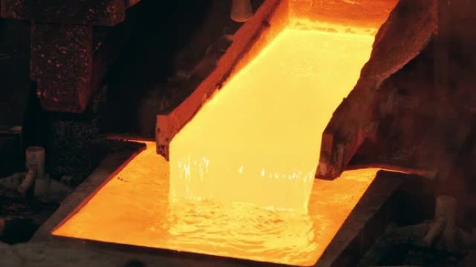 熔化的液态铜正在流入工业容器